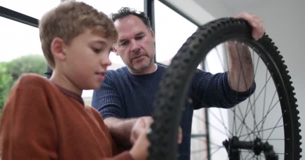 父が息子の自転車タイヤをポンプの作り方を指導 — ストック動画