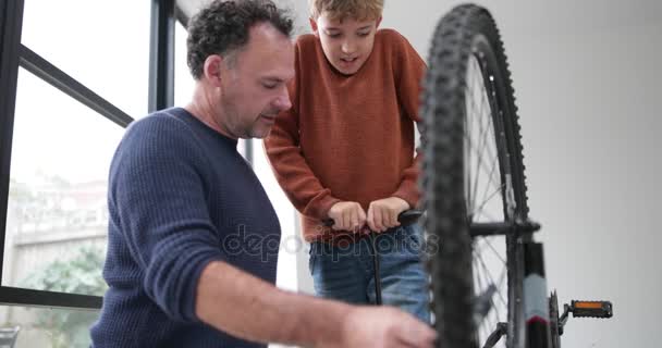 Padre Enseñando Hijo Cómo Cuidar Bicicleta — Vídeos de Stock