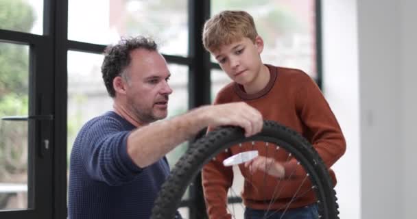 Padre Enseñando Hijo Cómo Cuidar Bicicleta — Vídeo de stock