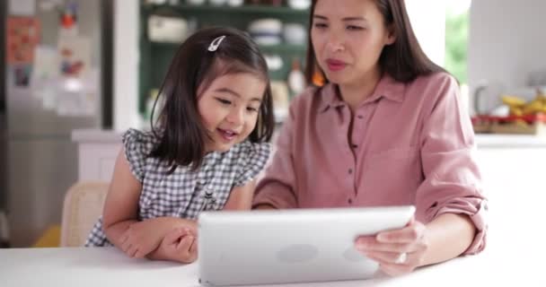 Madre Insegnare Figlia Come Utilizzare Tablet Digitale — Video Stock