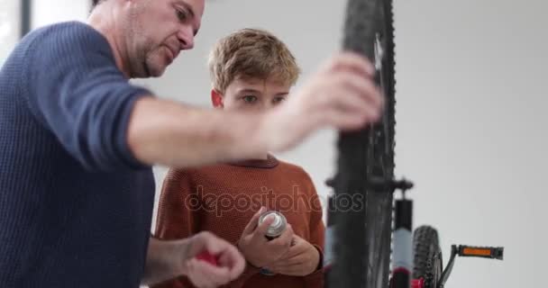 Padre Enseñando Hijo Cómo Montar Nuevos Frenos Una Bicicleta — Vídeo de stock