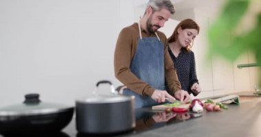 Çift birlikte bir yemek hazırlama