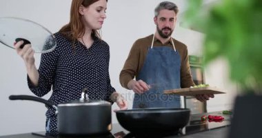Çift birlikte bir yemek hazırlama