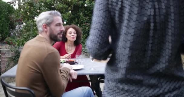 Femme Apportant Une Assiette Nourriture Une Table — Video