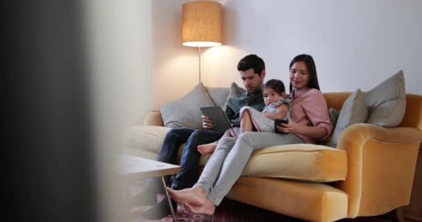 Familia Que Utiliza Dispositivos Tecnológicos — Vídeos de Stock