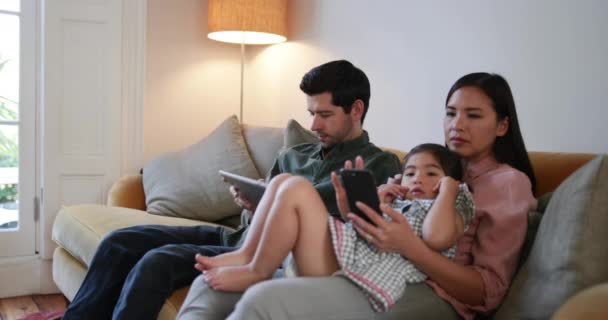 Familie Mit Technologie Geräten — Stockvideo