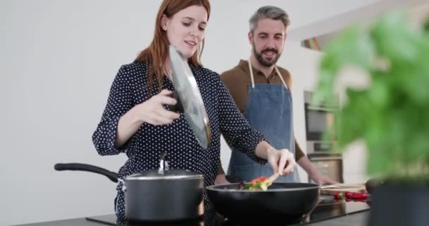 Pareja Degustación Alimentos Mientras Cocina — Vídeo de stock