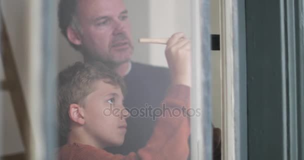 Filho Ajudando Pai Decorar — Vídeo de Stock