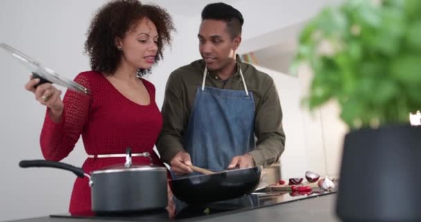 Hombre Adulto Preparando Cena Para Novia — Vídeo de stock