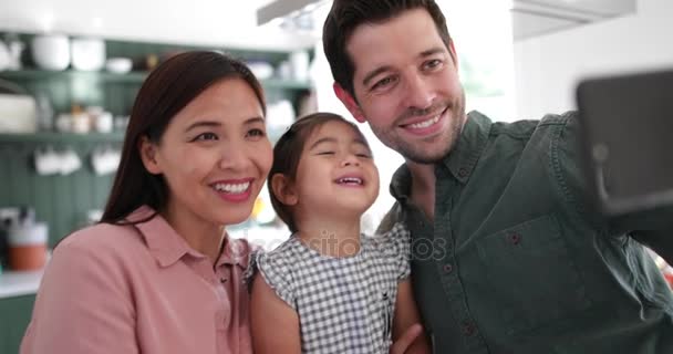 Familie Die Een Selfie Met Een Smartphone — Stockvideo