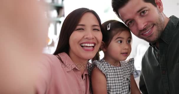 Família Tirando Uma Selfie Com Smartphone — Vídeo de Stock