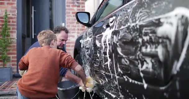 父と息子が一緒に車を洗う — ストック動画