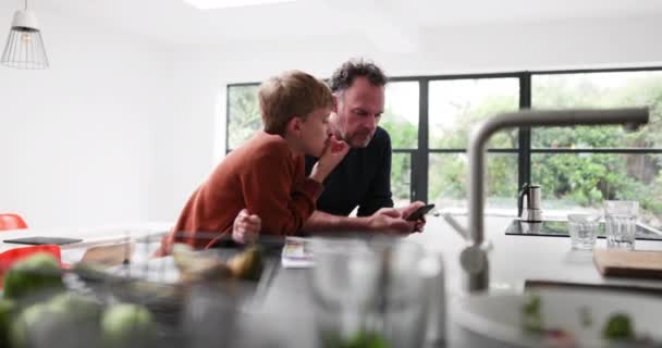 Ojciec Syn Kuchni Patrząc Smartphone — Wideo stockowe