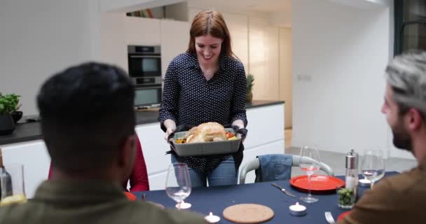 Femme adulte servant le repas de Noël à des amis 