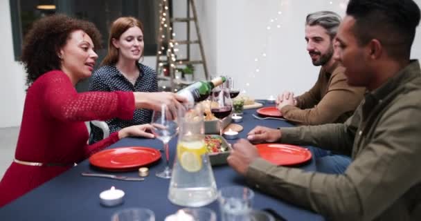 Mujer Verter Amigos Vino Una Comida — Vídeo de stock