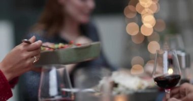 Bir öğünde yemek geçen arkadaşlar