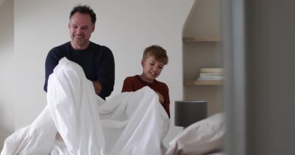 Padre Hijo Haciendo Una Cama — Vídeo de stock