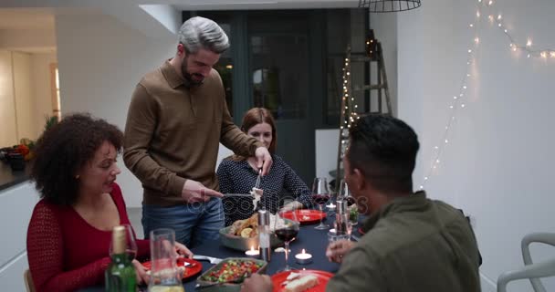 Ενήλικο Αρσενικό Που Εξυπηρετούν Χριστουγεννιάτικο Γεύμα Φίλους — Αρχείο Βίντεο
