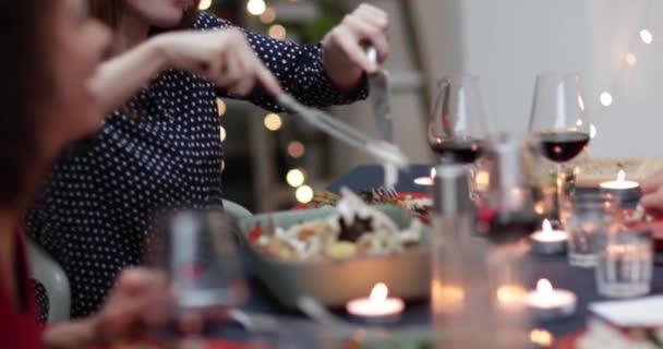 Крупним Планом Доросла Жінка Подає Різдвяну Їжу Друзям — стокове відео