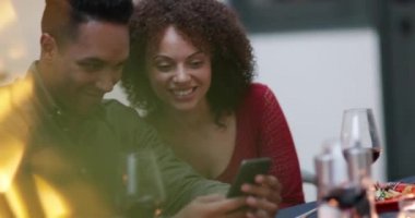 Smartphone bir öğünde birlikte bakarak Çift