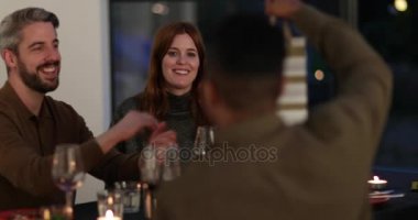 Bir akşam yemeğinde şarap bir hediye vermek arkadaş