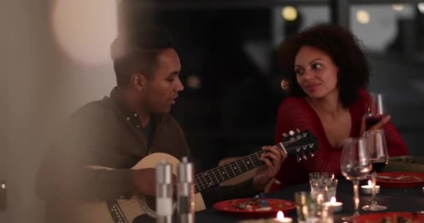 Homem Tocando Guitarra Jantar — Vídeo de Stock