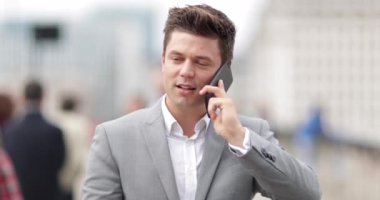 Smartphone kalabalık Caddesi üzerinde konuşurken işadamı
