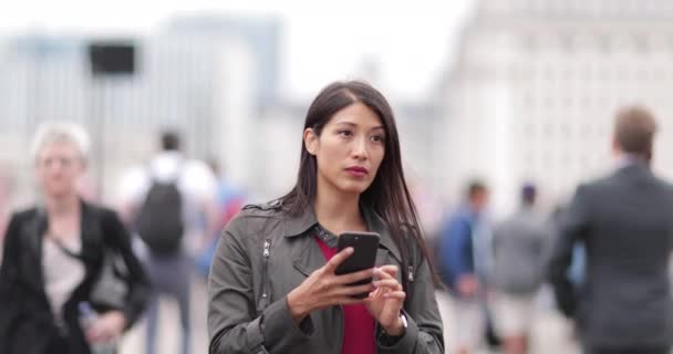 Zakenvrouw Met Smartphone Drukke Straat — Stockvideo