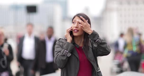 Mujer Negocios Hablando Smartphone Calle Llena Gente — Vídeos de Stock