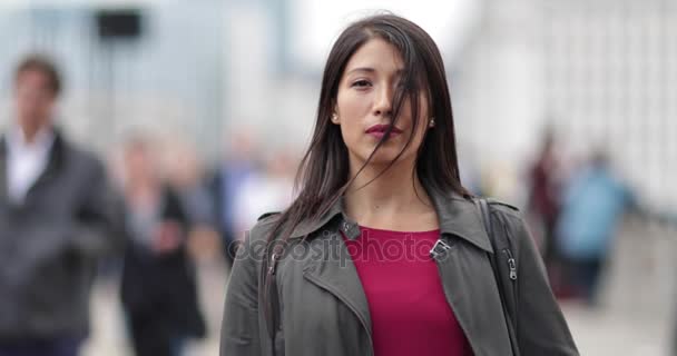 Retrato Mujer Negocios Calle Ocupada — Vídeos de Stock