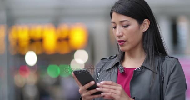 Commuter Mirando Los Horarios Los Trenes Estación Sosteniendo Teléfono Inteligente — Vídeos de Stock