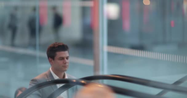 Navetteurs voyageant par escalator 