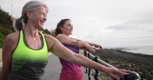 Seniorin wärmt sich mit Tochter auf — Stockvideo