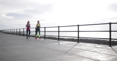 Kızı ile plajda çalışan aktif kadın kıdemli