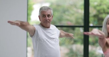 Yoga sınıfında üst düzey Çift