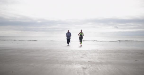 Starší pár, jogging — Stock video