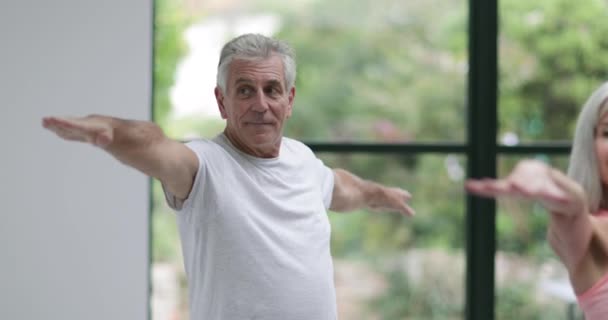 Couple aîné dans un cours de yoga — Video