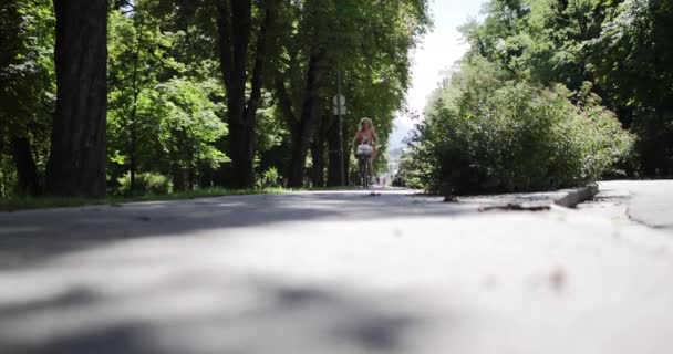 Giovane Femmina Adulta Bicicletta Lungo Strada — Video Stock