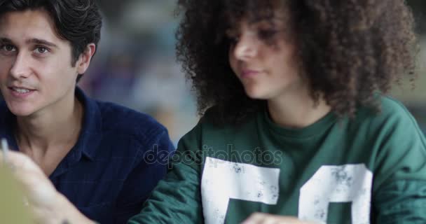 Les étudiants mangent fast food 