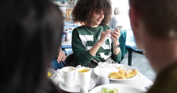 Young adult female showing friends photo — Stock Video