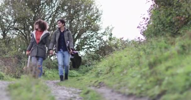 Couple marchant à l'extérieur — Video