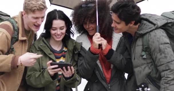 Groupe d'amis utilisant un smartphone — Video