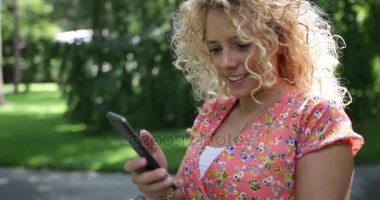 O aldı bir selfie gösteren genç yetişkin kadın