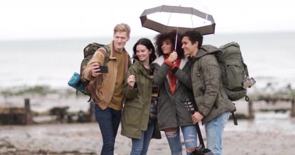 Группа Молодых Взрослых Друзей Делают Селфи Пляже Зимой — стоковое видео