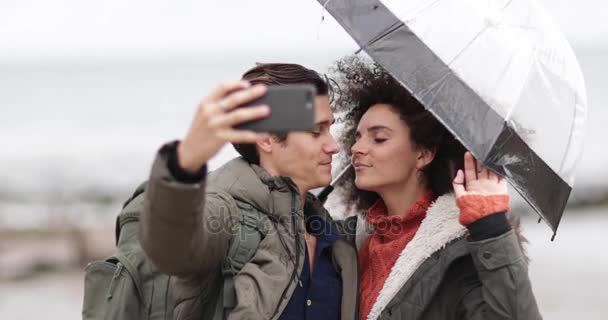 Νεαρό ζευγάρι λαμβάνοντας μια selfie φιλιά — Αρχείο Βίντεο