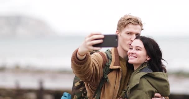 Pareja joven tomando una selfie — Vídeo de stock