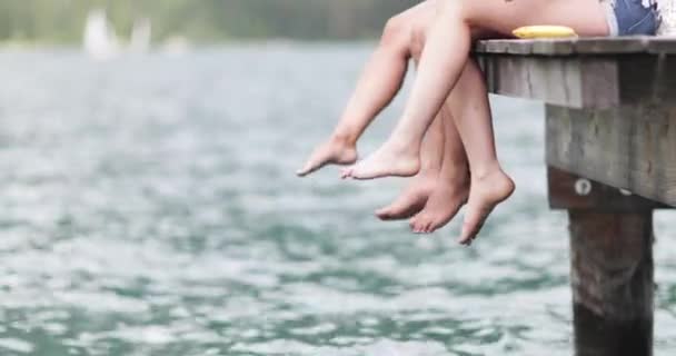 Amis Balançant Pieds Sur Jetée — Video