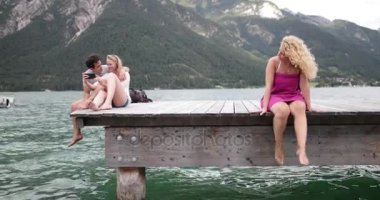 Bir selfie bir iskelede çekici çift