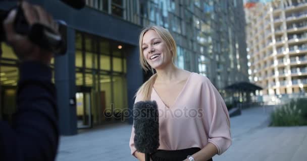 Apresentador Notícias Reportando Para Câmera — Vídeo de Stock