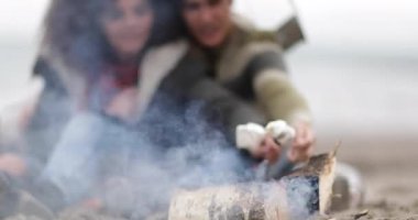 Genç çift Marshmallows toasting